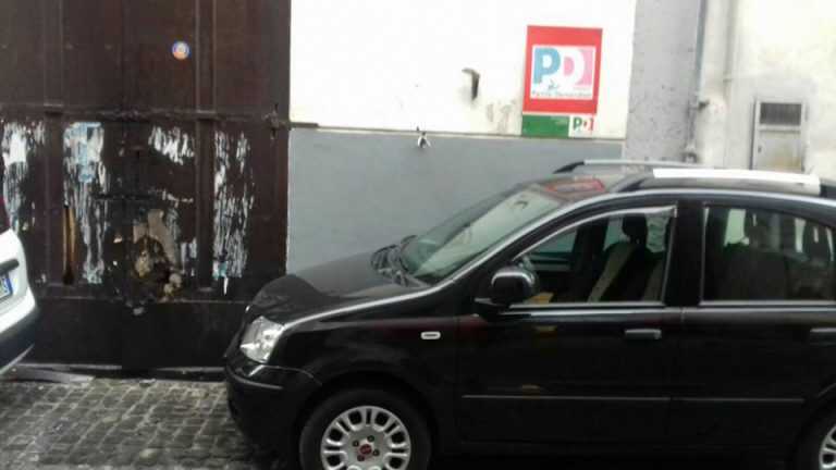 Sarno, infiammabile davanti alla sede del PD