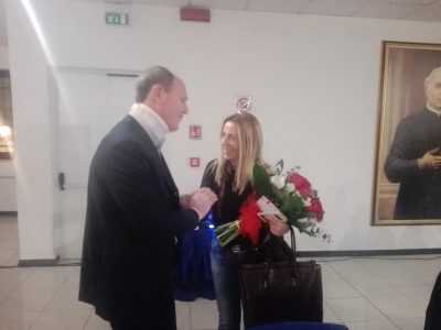 Omaggio floreale del sindaco di Pagani Salvatore Bottone all'assessore Lucia Fortini (foto Giuliano Grimaldi)