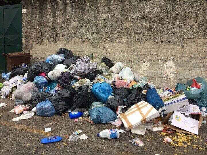Nocera, ancora rifiuti a Montevescovado, i cittadini: “siamo disperati”