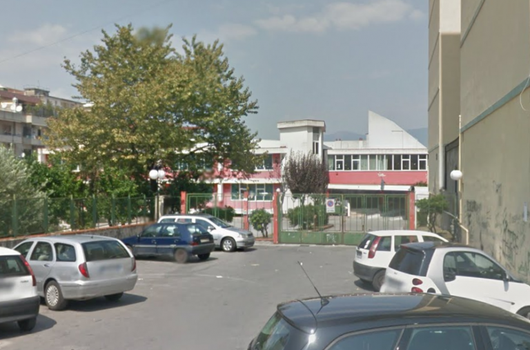 Plesso Rodari, genitori denunciano disagi dopo il seggio elettorale: “Aule sporche, bambini nei corridoi per un’ora e mezza”