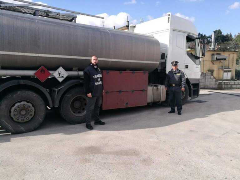 GdF: sequestrati un’autocisterna e 12mila litri di gasolio per autotrazione