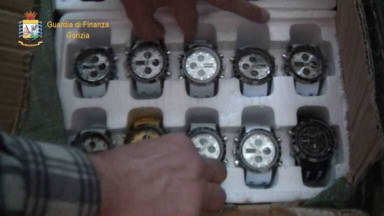 Maxi sequestro GdF: tra i prodotti contraffatti anche orologi del Calcio Napoli