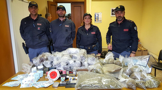 Banconote false pronte a circolare, 54 kg di droga: due arresti