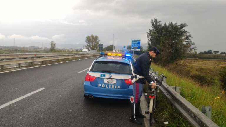 Anziano in bici sulla statale: lo salva la Stradale poco prima della tromba d’aria