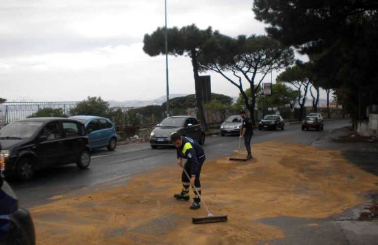 Ercolano, olio sulla carreggiata: intervengono Municipale e Protezione Civile