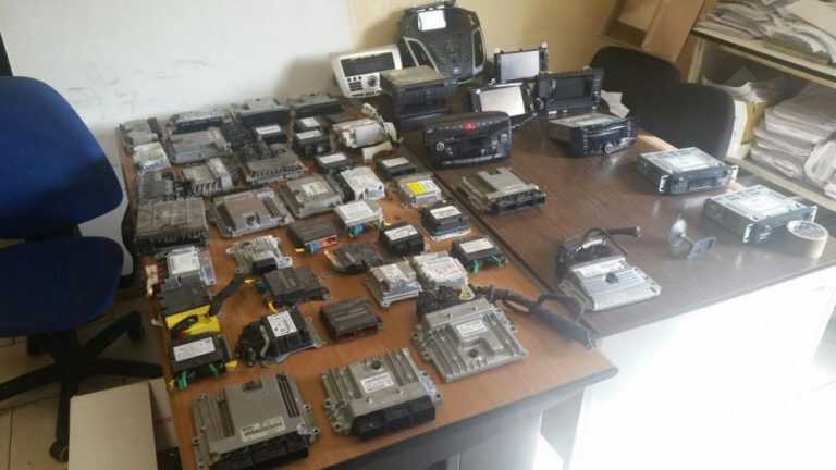 Deposito di componenti di auto in un garage: indaga la polizia