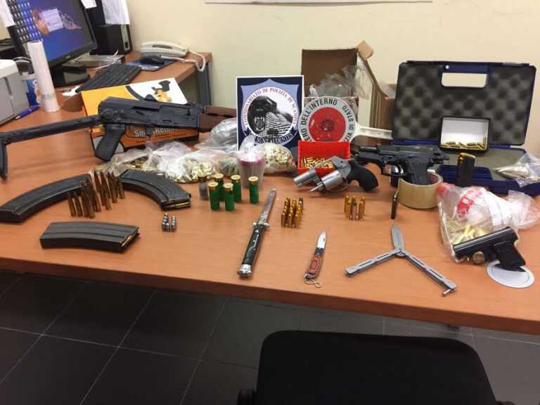 Arsenale in casa: arrestati zio e cugino di una vittima di camorra