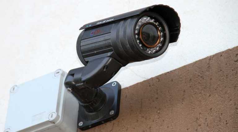 Getta rifiuti dall’auto, beccato dalle telecamere