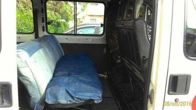 Trasporto abusivo di studenti, veicolo pizzicato nel piazzale di una scuola