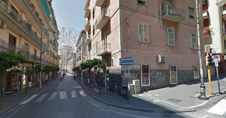 Salerno, litiga coi vicini e prova a incendiare le loro case: denunciato