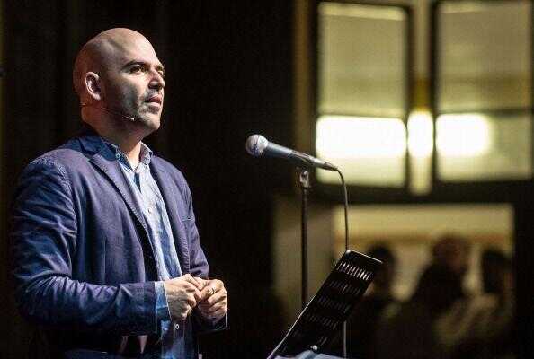 Napoli contro Saviano: “La città ha bisogno d’amore, non di fango”