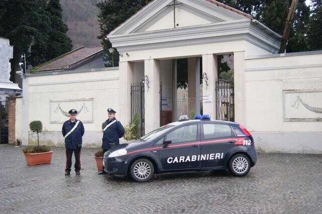 Roccapiemonte, l’alzaferetro non “passa”: disagi