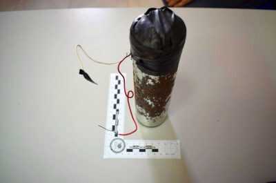 ordigno-esplosivo-di-notevole-potenza-a-forma-cilindrica-concavi-elettrici-per-contatto