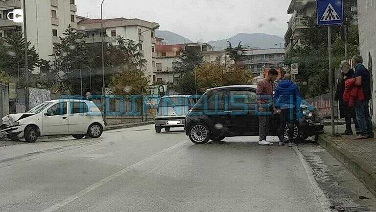 Nocera, incidente in via Rea, si scontrano due auto