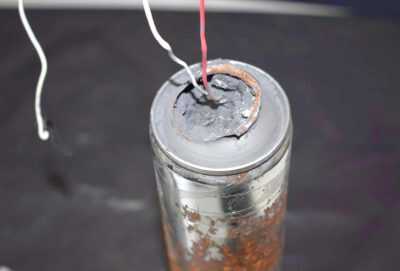 particolare-di-ordigno-esplosivo-con-cavi-elettrici