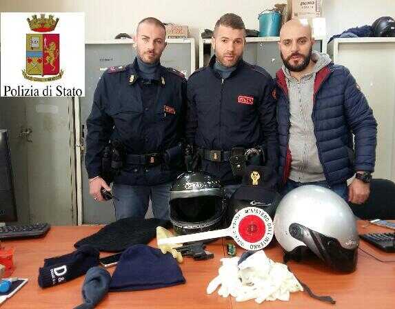 Tentano di rapinare una tabaccheria e prendono in ostaggio la titolare: tre arresti