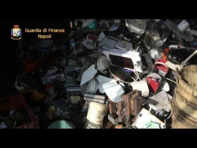 VIDEO | Sequestrata discarica abusiva nel Parco del Vesuvio