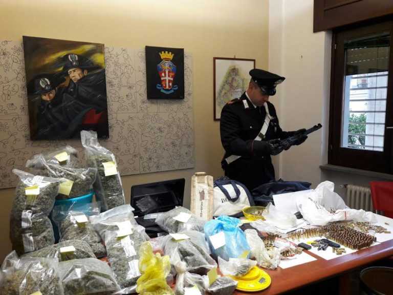 Carica la mitraglietta in un ristorante, esce e spara: arrestato durante la fuga