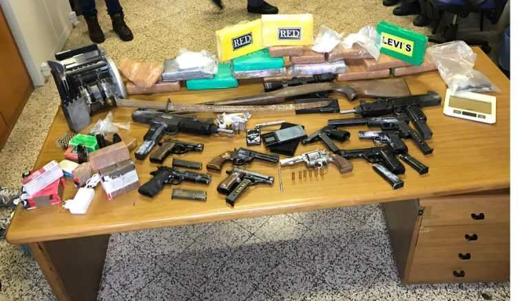Blitz della Polizia: sequestrato un deposito di armi e cocaina