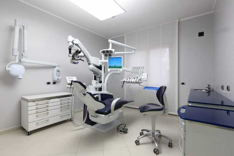 Studio dentistico abusivo: scattano sequestro e denunce