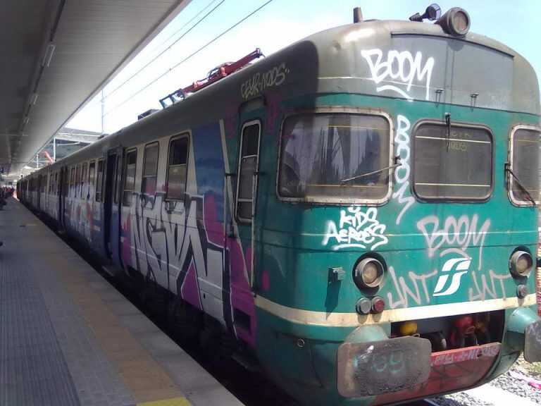 Sassi contro treno regionale: vetri in frantumi. Indaga la Polfer