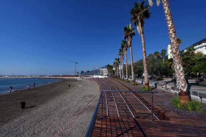 Salerno – Schiuma sulla spiaggia di Santa Teresa, il Codacons presenta esposto in Procura