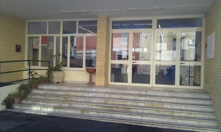 Portici: insegnanti e genitori in difesa del docente del Santagata accusato di molestie sessuali