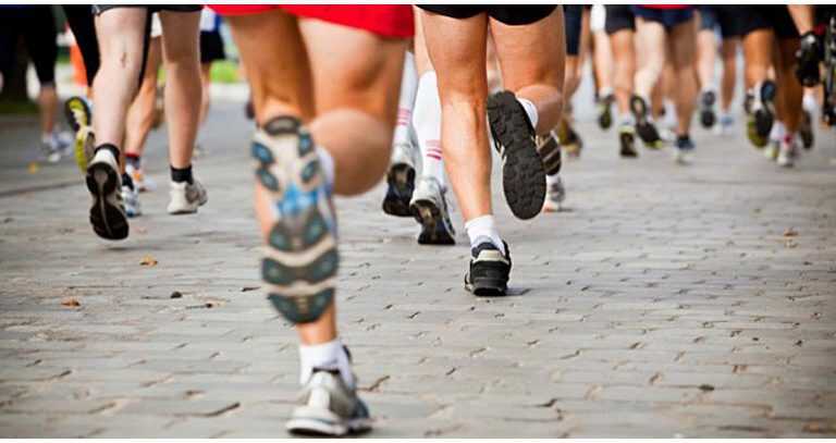 Rovinosa caduta alla mini-maratona: per Bassolino frattura scomposta del polso