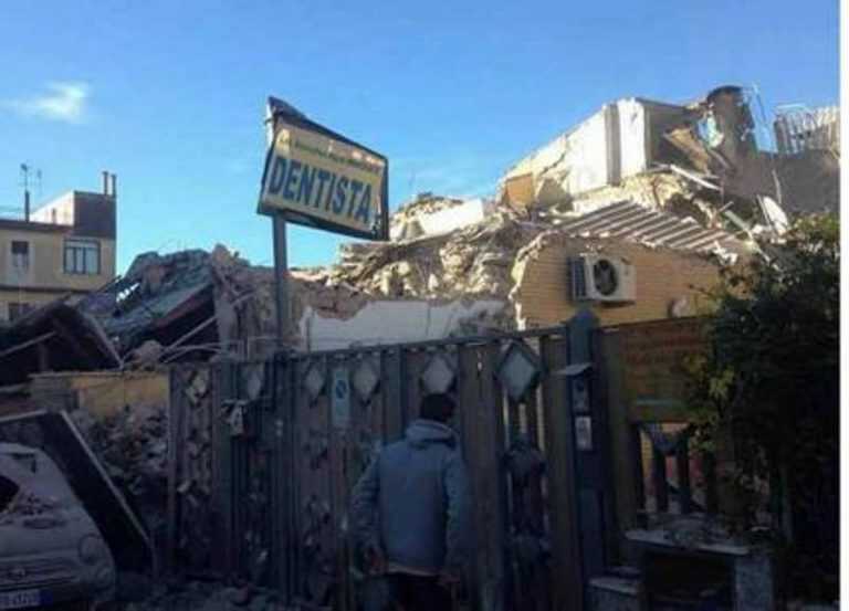 Fuga di gas, sventrata palazzina di due piani ad Acilia: 4 persone sotto le macerie