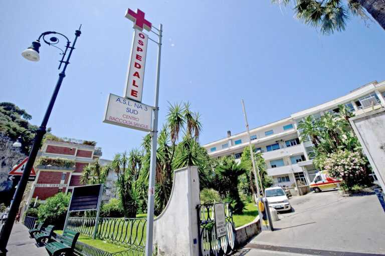 Ospedale Sorrento. Sulla barella in attesa di esami diagnostici: anziana cade e muore