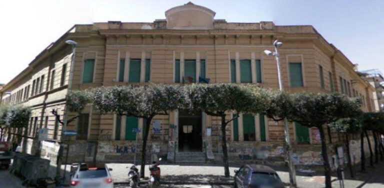 Castellammare, studenti contro docenti al Plinio Seniore: vicepreside in ospedale