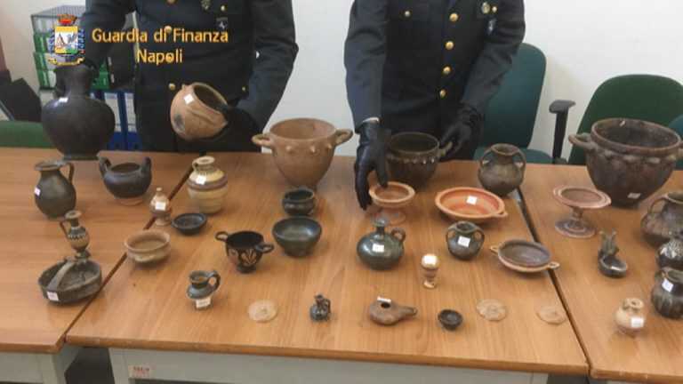 Custodiva una collezione di reperti archeologici in casa: denunciato 60enne