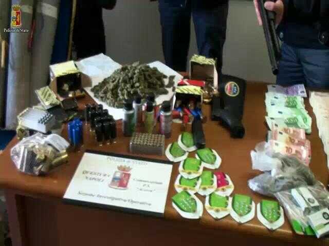 VIDEO | Deposito di droga in un appartamento: 30enne in manette