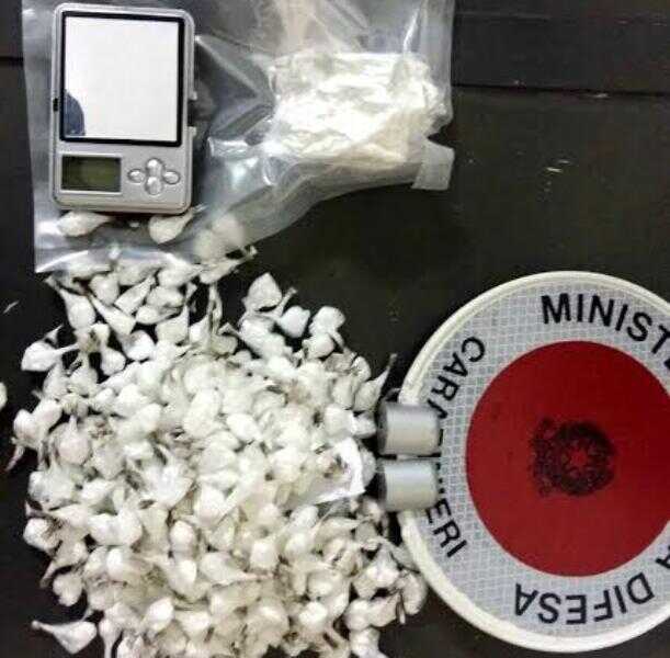 Centinaia di dosi di cocaina nascoste in camera da letto: 35enne in manette