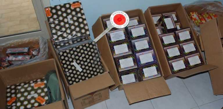 Fuochi pirotecnici illegali nascosti in un negozio di casalinghi: denunciato il titolare