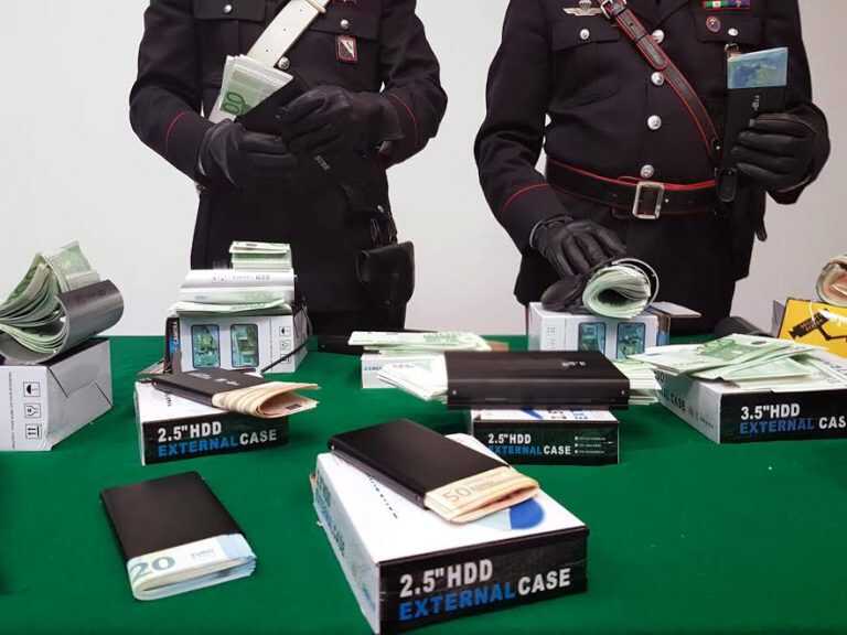 In auto con 136mila euro falsi: 34enne stabiese arrestato dopo inseguimento in autostrada