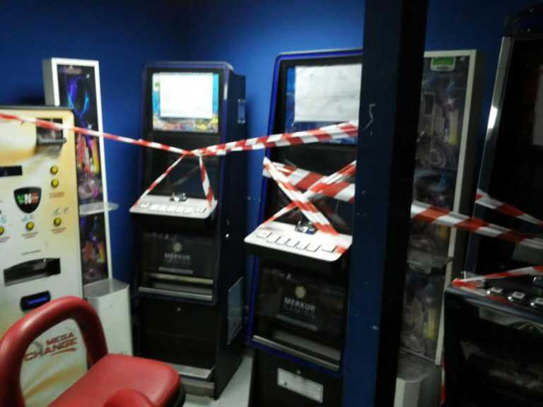 Ercolano, controlli in sale scommesse: sequestrate 9 slot machine