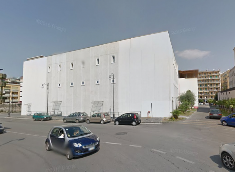 Pagani, parcheggi in doppia fila “autorizzati” per le scuole: lo sfogo di un cittadino indignato