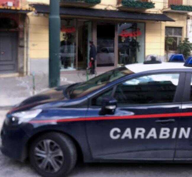 Blitz dei Carabinieri in un negozio di abbigliamento: latitante in manette