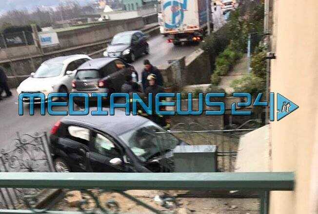 Mercato San Severino: auto finisce fuori strada in via Caracciolo. Procedeva a gran velocità