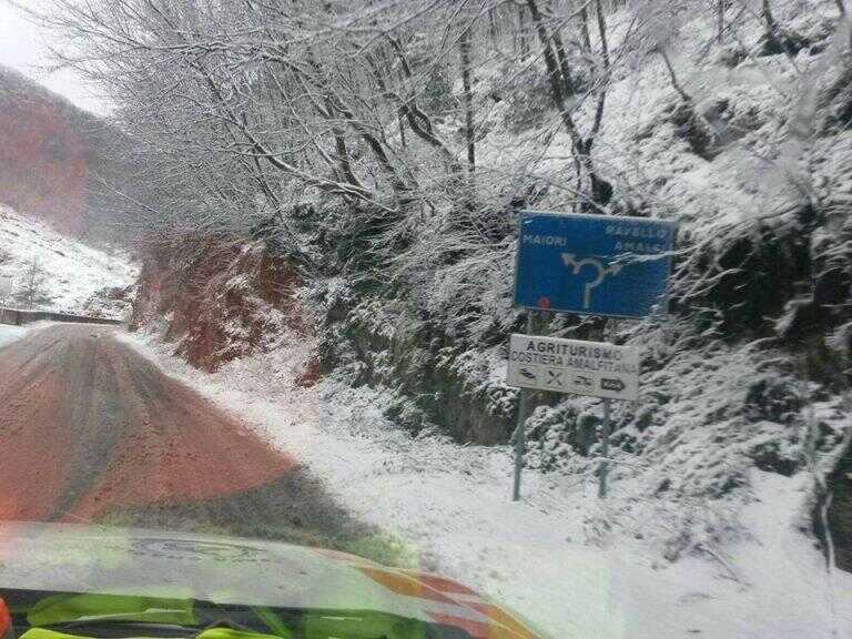 Gelo e neve nel Vallo di Diano: mezzi e volontari a lavoro sul territorio