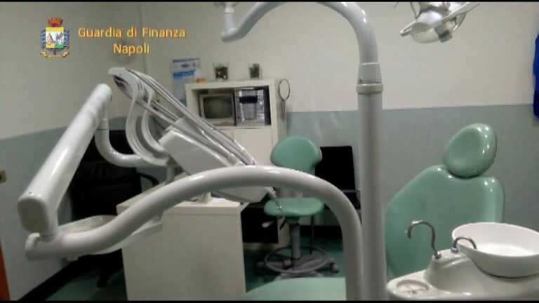 Blitz della GdF: scoperto studio dentistico abusivo. Scattano due denunce