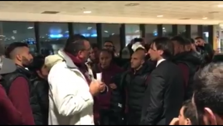 Salernitana, squadra contestata da tifosi in areoporto