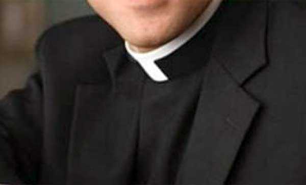 Si dimette ma resta parroco: una petizione per mandarlo via