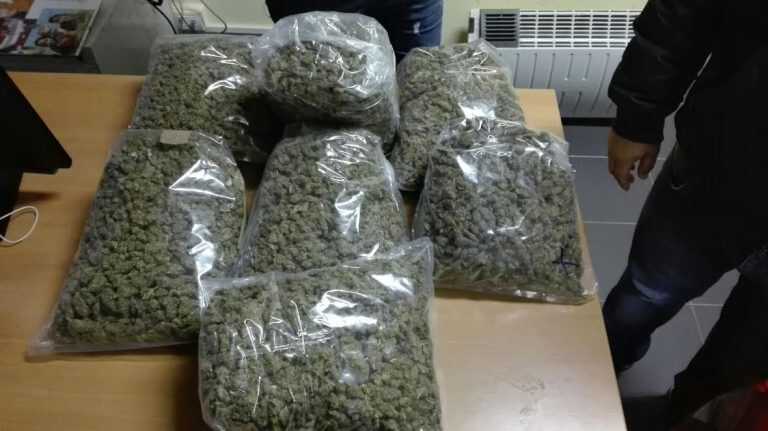 Salerno, non si ferma all’alt dei carabinieri: nascondeva 50mila euro di droga