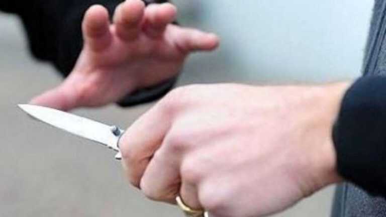 Rovigo, scambia la moglie per un ladro e la colpisce con il coltello