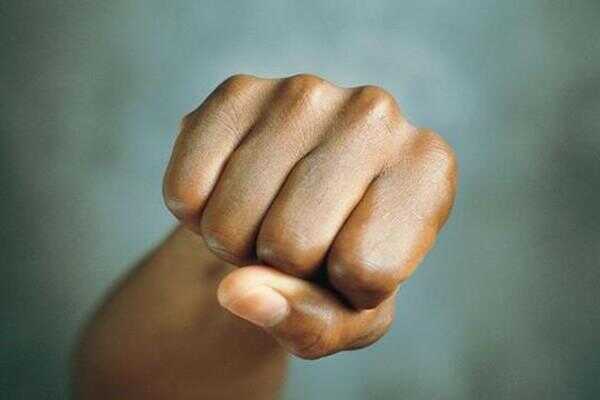 pugno-in-faccia-600x400