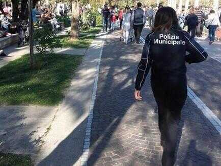 Torre del Greco – Aggredita durante un controllo. Sette giorni di prognosi per una vigilessa