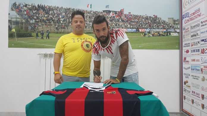 Pasquale Scielzo al momento della firma