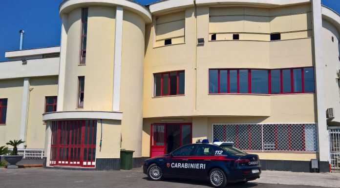 carabinieri al centro per immigrati